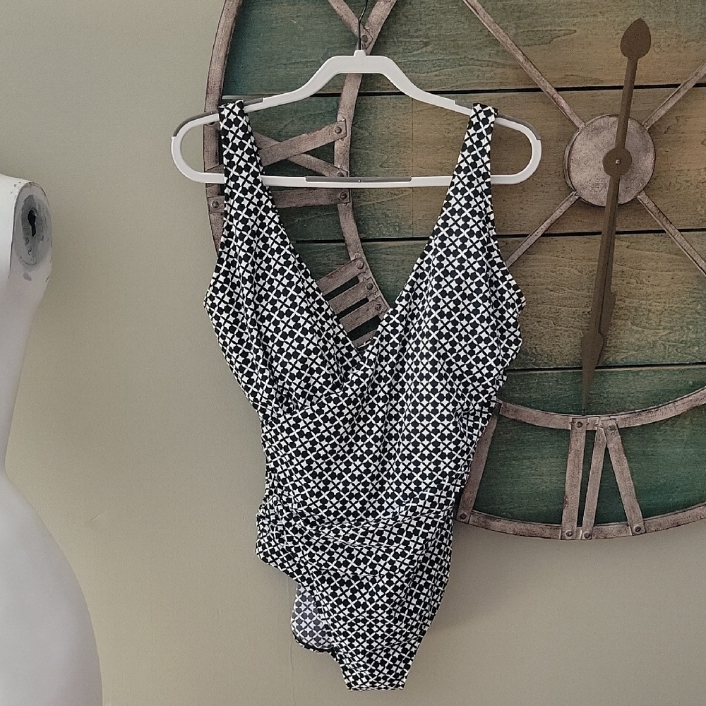 L.L Bean Slimming One Piece Swimsuit In Black Diamond Print